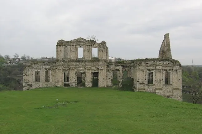 Таємниці, легенди й вогонь із небес: історія Скала-Подільського замку — забутої перлини над Збручем
